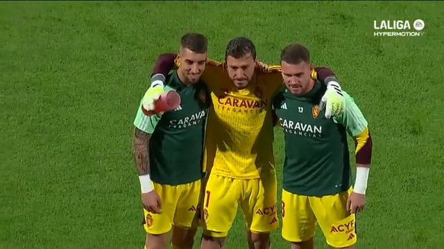 🫡 ¡Ejemplo de CAPITÁN! Su Santidad Cristian Álvarez compartió su premio de Mejor Jugador del Mes con Poussin y Rebollo. 🤩 Manolo Nieves, el 2º jugador que más temporadas ha vestido la camiseta del #RealZaragoza, le entregó el trofeo antes del partido.