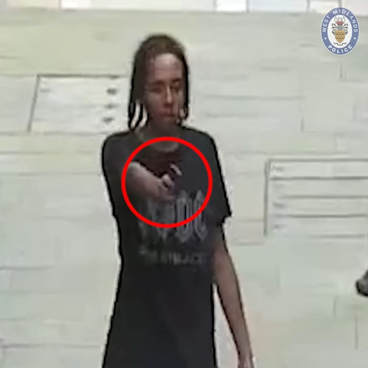 #WATCH | This is the moment Firearms Operations Unit chased and caught a teenager after he brandished a loaded gun in broad daylight in Birmingham city centre. Nikye Thomas dropped the handgun as he ran, before finally being taken to the ground outside New Street Station. Full story 👇