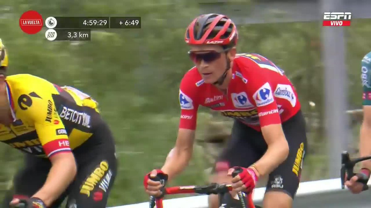 ¡Y YA CELEBRA EL #JUMBOVISMA! 🔥 Sepp #Kuss, Jonas #Vingegaard y Primoz #Roglic llegaron abrazados a meta para celebrar el virtual título del estadounidense en #LaVuelta23. #ESPNenStarPlus ESPN Colombia