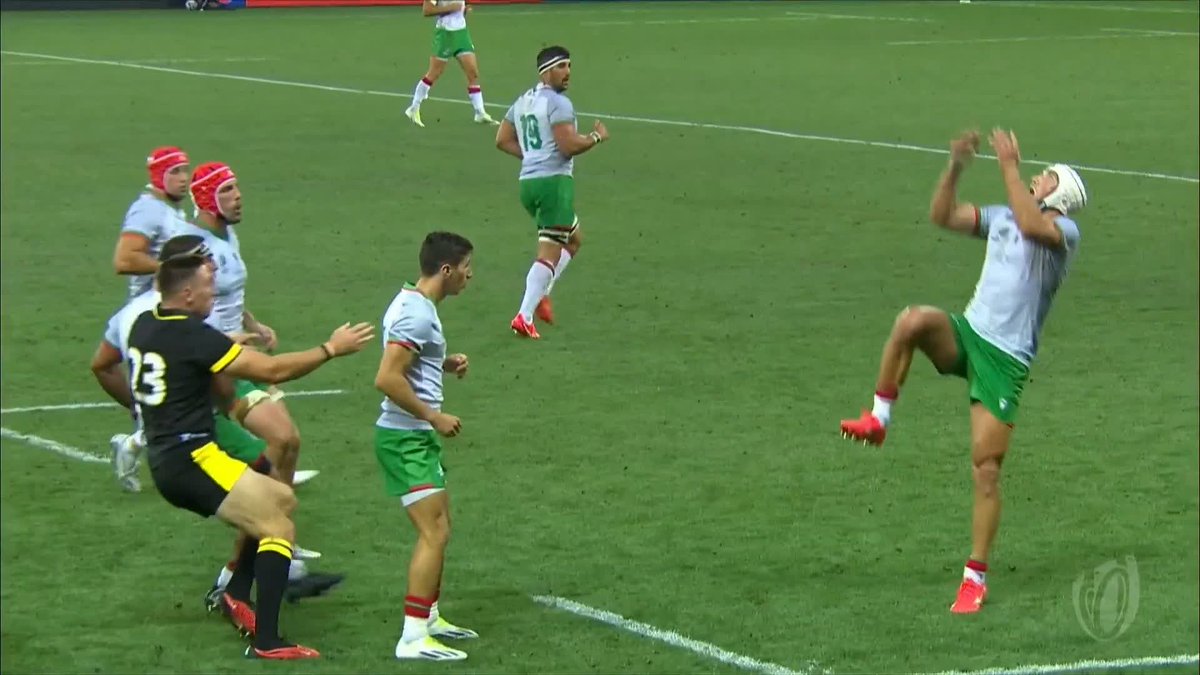 Worst decision I’ve ever seen to give a red card to Pinto after the bunker review. He’s falling backwards and lost balance whilst looking the other way! What the actual f**k?!