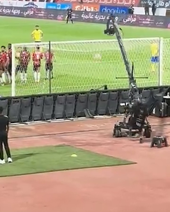 Cristiano Ronaldo's free kick for Al Nassr hit the cameraperson 😨 (via ghassan #15🏆💛)