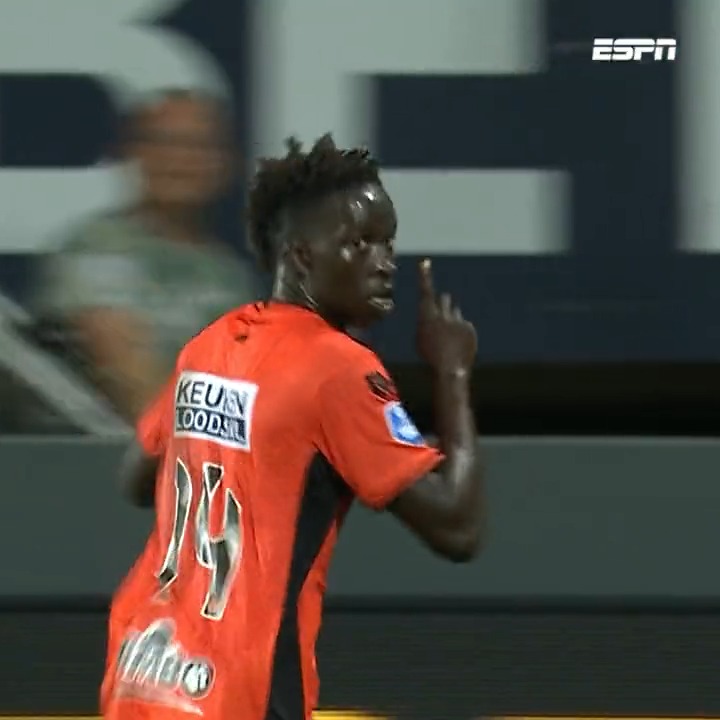 Garang Kuol, de jongste doelpuntenmaker ooit voor FC Volendam in de Eredivisie! 🔥 🎙️ "AAAH die krult hem 𝘀𝗰𝗵𝗶𝘁𝘁𝗲𝗿𝗲𝗻𝗱 binnen." 🎯 #forvol