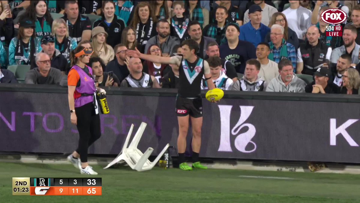 Fair to say Zak Butters was not too happy with the Giants runner here 🤣 It certainly didn't help his attempt at goal. 📺 Watch #AFLPowerGiants on ch. 504 or stream on Kayo: