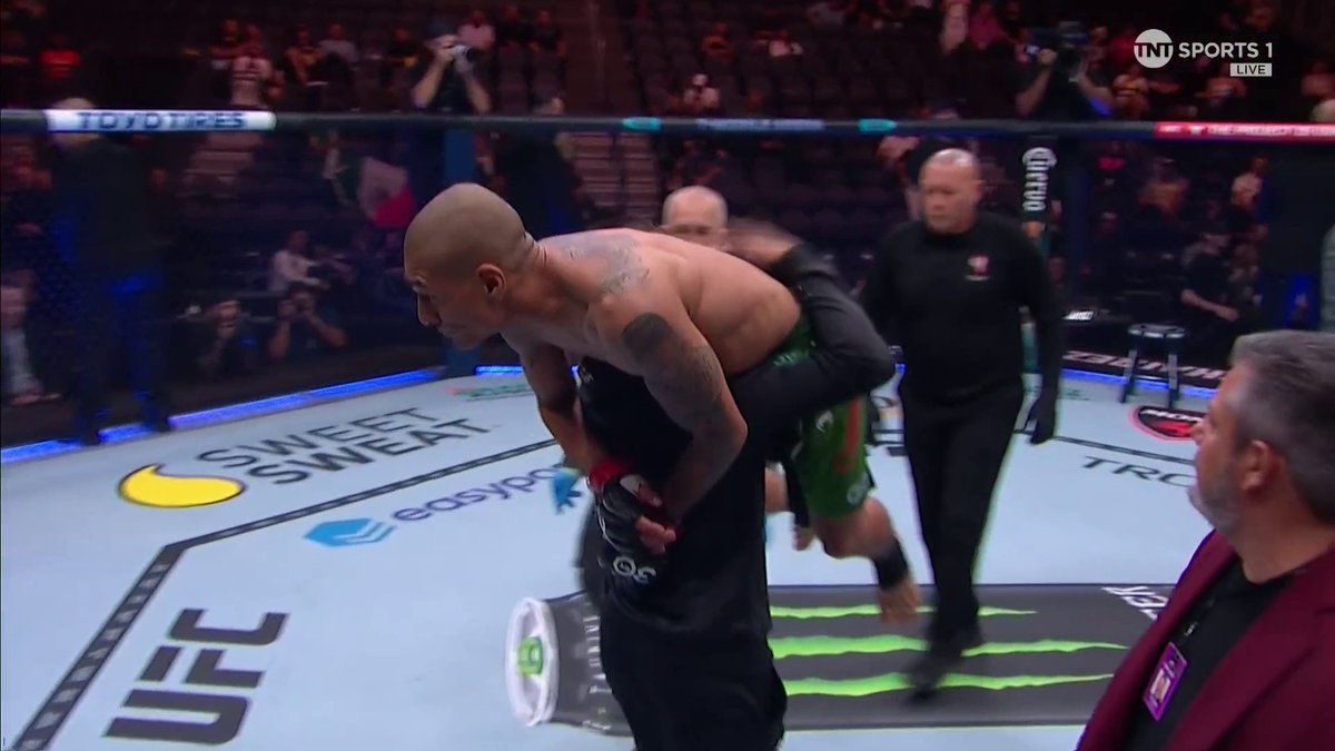 Grave error by the ref Tognoni. Really bad. Glad this wasn’t ruled a sub in the end. Still don’t understand why the fight can’t just resume but alas.