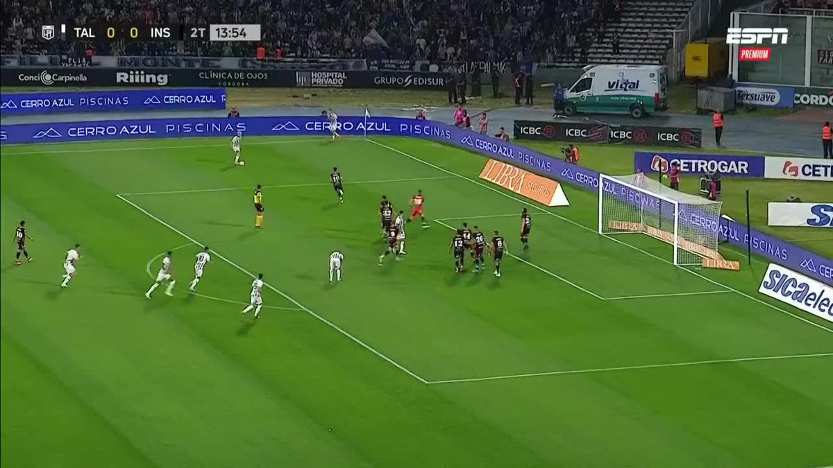 ¡INSÓLITO! El arquero Roffo se acercó al árbitro para avisarle que tenía que cambiarse los botines ¡Y TALLERES SACÓ RÁPIDO EL CÓRNER! 🇦🇷🏆 #CopaDeLaLiga ▶️ Suscribite al Pack Fútbol en ->