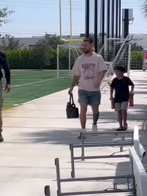 Leo Messi with Mateo and future hurdles winner Ciro 😍