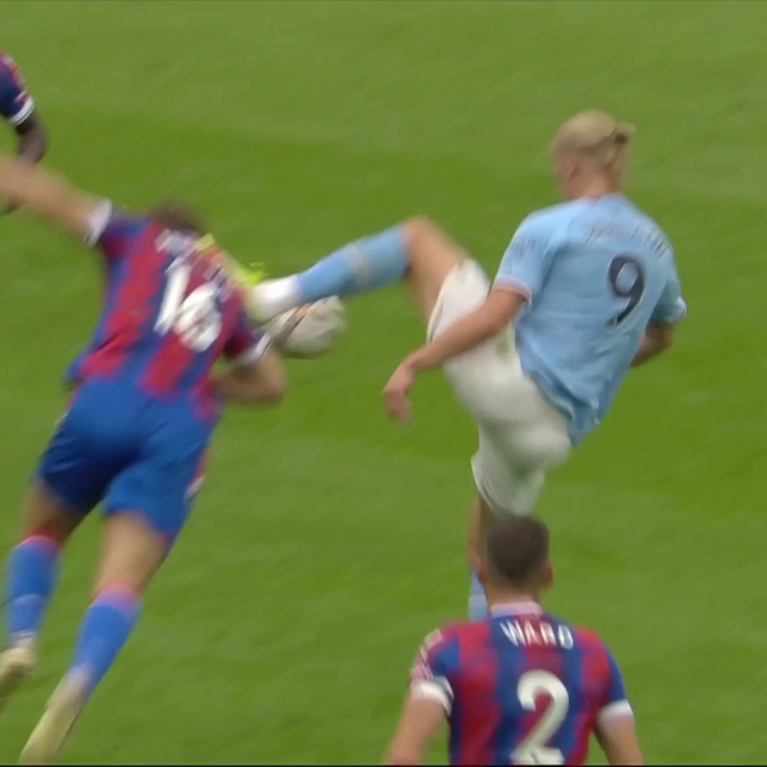 🤬 | Darren England's worst decisions against Crystal Palace, a thread. Let's start with how Erling Haaland should have been sent off for this challenge on Joachim Andersen. He ended up scoring a hat-trick. #CPFC
