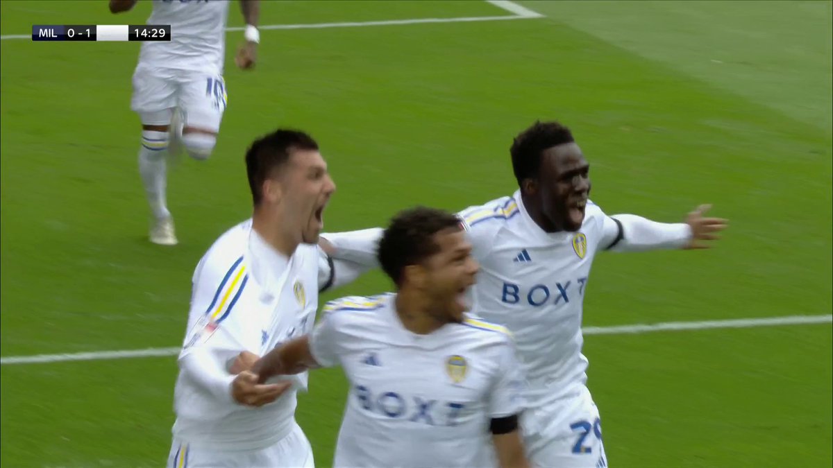 Piroe finishes STUNNING Leeds move ⚪⚡