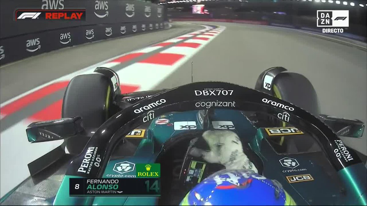 Fernando Alonso tuvo problemas para mantener su Aston Martin en el carril de entrada a boxes ↩️ #SingapurDAZNF1 🇸🇬