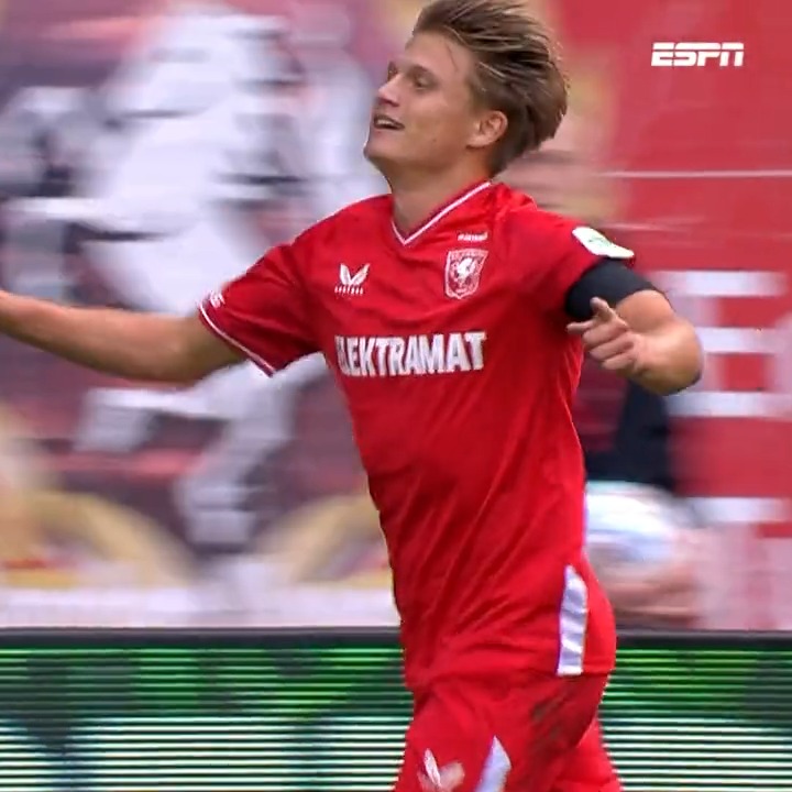 Twente deelt Ajax direct een gigantische tik uit: 2-0! Uitgerekend Sem Steijn maakt de tweede treffer👏
