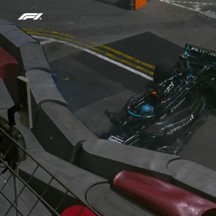 Incredible last-lap drama as Russell, chasing P2, crashes out! 💥😵 #F1 #SingaporeGP