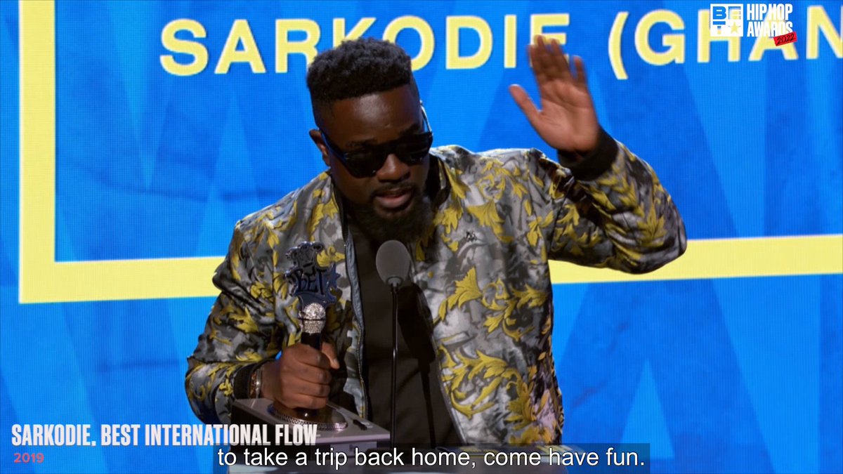 🇬🇭 has entered the building! Sarkodie is always putting on for his culture and has the 🏆 to prove it! #BET #HipHopAwards #SlaySunday