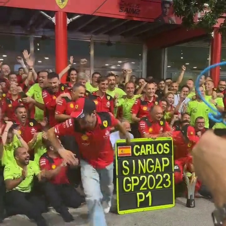 It's been a while, but you never forget how to celebrate! 🥳 Congratulations Scuderia Ferrari HP 👏 #F1 #SingaporeGP