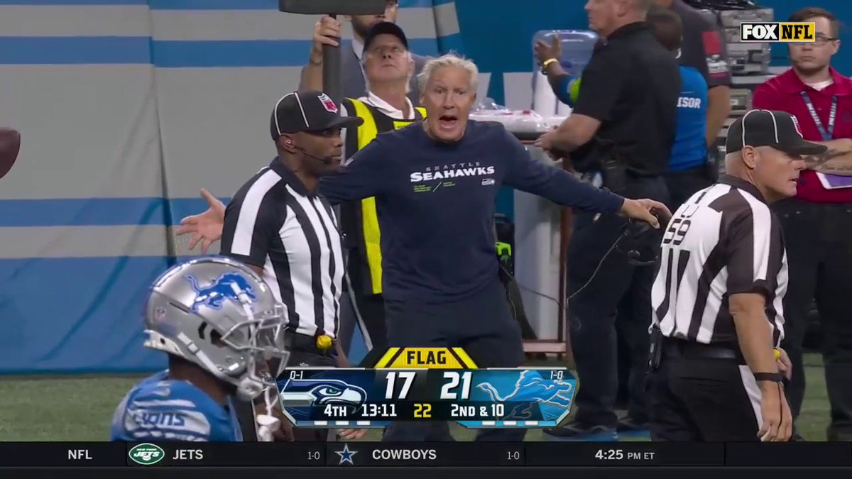 “I’m talking to America here, excuse me” The ref 😂 (via FOX Sports: NFL)