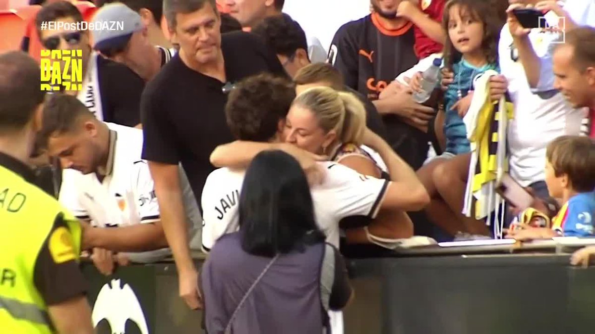Javi Guerra es el ídolo del valencianismo, pero por encima de todo, es el ídolo de su madre 🥹 Ese abrazo después de una victoria, esas palabras que reflejan que lo que está viviendo el canterano es un sueño ❤️ #ElPostDeDAZN ⚽