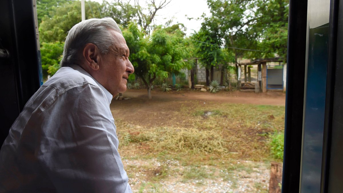 Viajamos en el Ferrocarril del Istmo de Tehuantepec, de Salina Cruz a Coatzacoalcos; la gente de los pueblos está eufórica. La voz del pueblo, según los laicos, es la voz de la historia y, según los creyentes, es la voz de Dios.