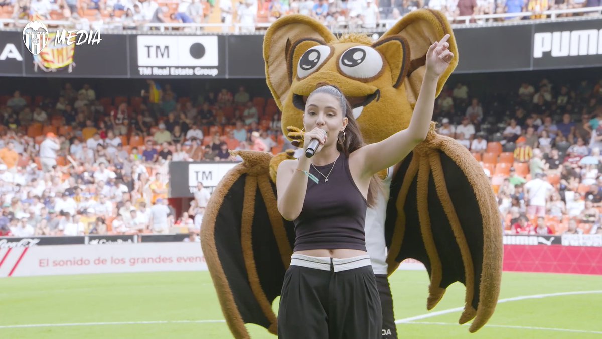 El Camp de Mestalla vibró al compás de Farga en la previa del #ValenciaAtleti 🎤🎶 ➡️ La cantante valenciana volverá a actuar en Mestalla el próximo 30 de septiembre. Compra tus entradas AQUÍ: #ADNVCF 🦇