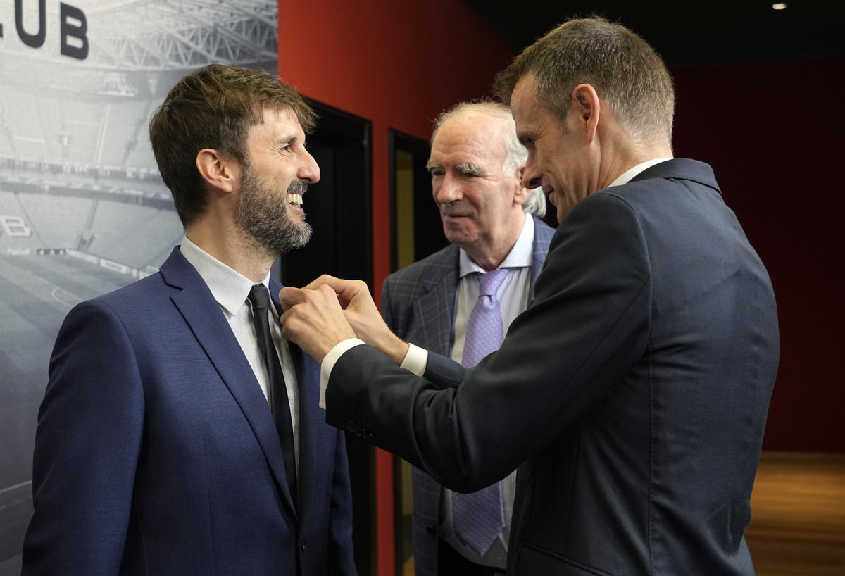 ❤ Julián López y su historia de amor hacia el Athletic Club "De mi abuelo a mi padre, y de mi padre hacia mí. Los valores y colores de este club te entran muy adentro" "Represento a un montón de gente que, como yo, sigue al Athletic desde La Mancha y desde todo el mundo"
