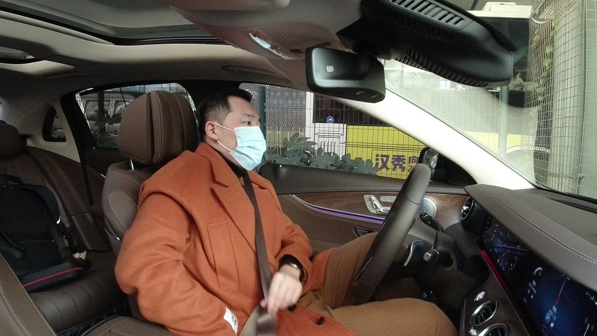 往日的油腻历历在目，穿搭其实也发生了很大变化。 我那时候大学只读了一年，就休学创业了，花了很久的时间尝试让自己看起来像一个“大人” 现在想想思想的转变还挺滑稽的，分享给大家当个乐呵听。 休学刚出来那会儿，那个时候总是想穿polo衫、豆豆鞋、小脚裤、夹着有点商务包，总感觉脖子那里紧紧的，仿佛衣服越不舒服，越紧代表越收敛越像个“大人”了，逢人发名片，生怕别人看不见CEO，盲目自信，无脑冲锋，意气风发的小gai溜子。 经历过几次真正意义上跌宕起伏的创业，整个人开悟了很多，但由于一直高强度的工作，感觉有点“聪明绝顶”了，两个M角疯狂上扬，止都止不住，而且头发必须要每天清洗，油腻正式开始了，肚子开始变大，酒桌应酬更是一天好几场，终于在一次宿醉后，身体出现了报警信号。作为一个曾经的体育生，我看着镜子前的自己，大腹便便，油腻不堪，又看了一眼体检报告，那个时候我才明白....... 身体才是革命的本钱 同时对整个世界的认知也发生了转变，你穿什么样的衣服，开什么样的车，只能证明你拥有，但不代表你配的上，一个人真正的崛起，都是从被他人抛开一切表象，发自内心的认可，才是真的关系。 但绝不是让自己破罐子破摔，所以从那之后，商务风基本彻底离我无缘了，我也懂了为什么当年 CZ 🔶 BNB 穿着拖鞋上场依然气定神闲，做成一件了不起的事儿和做一个被认可的人，就是可以这样不顾旁人眼光 我选择更注重自己的身体和有意义的社交 我选择去植发，吃了将近一年的非那雄胺片和涂了一年的米诺地尔，跟着媳妇好好护肤，先把脖子以上的油腻去掉，取悦自己也取悦相见之人。 然后就是为期两年的健身，把脖子以下也恢复起来，再忙也要抽出时间训练，因为我知道，消息不会因为我晚回复几个小时，就会失去一次合作机会，重点是你能否体系化的做成一件完整的、牛逼的事儿。 记住！兄弟们！ 先解决自己最讨厌自己的地方，再去修炼，再考虑那些徒有虚表的东西。 自从植发之后，开始全面去油，回看之前的视频，就好像80后成功学讲师一样，现在的我，每天短裤出门，哪怕是穿着背心出门，人们看到我坚实的三头肌中，嘴里小声嘀咕： “这小子平时应该是练了~” 是啊，我确实平时一直有在努力~ 你脑子里对我这种态度的认可，才是我真真追求的东西啊~