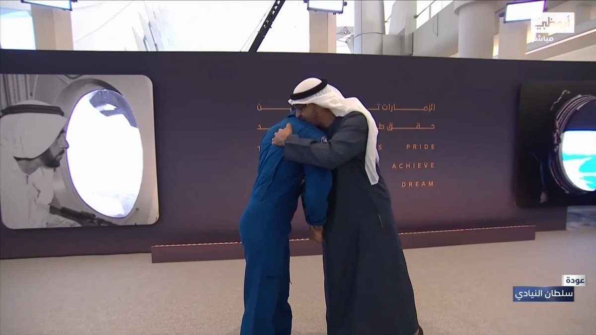 رئيس الدولة ومحمد بن راشد في مقدمة مستقبلي سلطان النيادي بعد إنجاز أطول مهمة فضائية في تاريخ العرب #عودة_سلطان_للوطن #مركز_الأخبار_أبوظبي