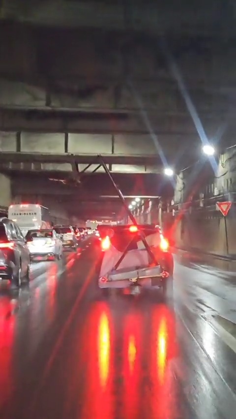 I thought I've seen it all on the Mass Pike...until tonight. 📹: Brian sulfaro