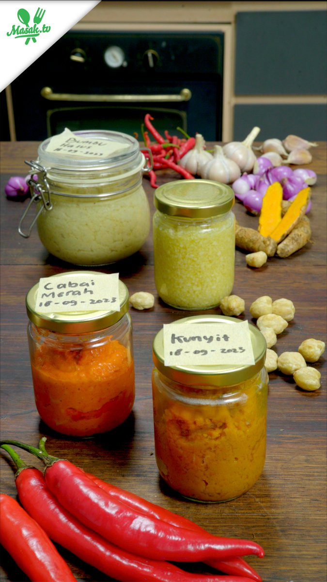 Mau masak biar sat set sat set dan gak ribet? Kamu wajib nyetok bumbu dasar ini dirumah, supaya masak tinggal tuang-tuang aja dan gak perlu kupas bawang atau rempah lainnya. Bumbu ini juga awet sampai 3 bulan lho! Tonton videonya sampai habis untuk tau cara bikinnya ya!