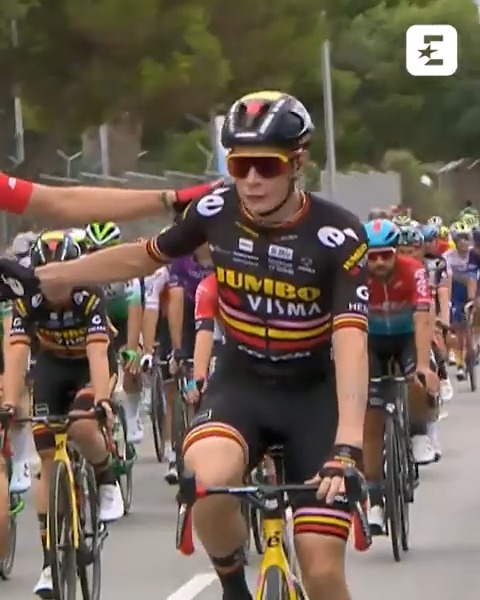 🇩🇰 Jonas Vingegaard (TJV) n’est pas très à l’aise dès qu’il lève les bras. 😳