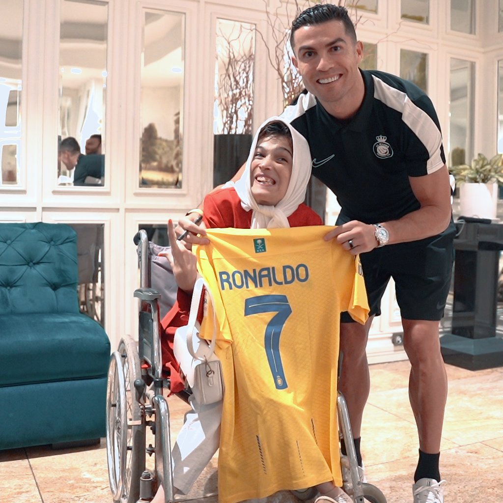 الرسامة الإيرانية فاطمة تزور مقر بعثة الفريق في طهران 🤩 و تلتقي بقائد #النصر كريستيانو رونالدو 💛