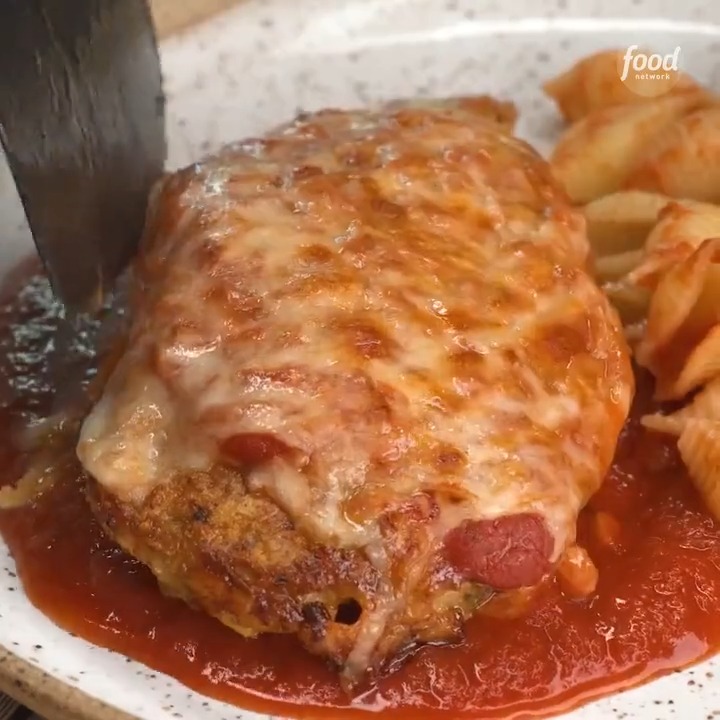 Recipe of the Day: Parmesan-Crusted Chicken Parm 😋 Get the recipe: