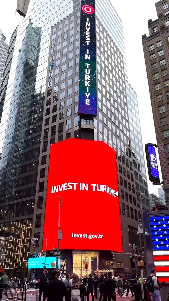 Amerika'da güzel şeyler oluyor 🇹🇷❤️ Tüm devlet başkanlarının davet edildiği New York'taki en işlek meydanda, Cumhurbaşkanlığı Yatırım Ofisi'nin yayınladığı reklamlar, ülkemize beklediğimiz yatırımların hızlanması açısından çok değerli. Emeği geçenleri tebrik ederim 🙌🏻