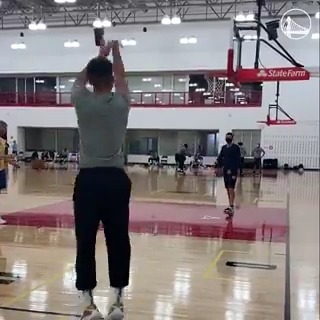 5+ minutes without a miss. Stephen Curry is unreal.