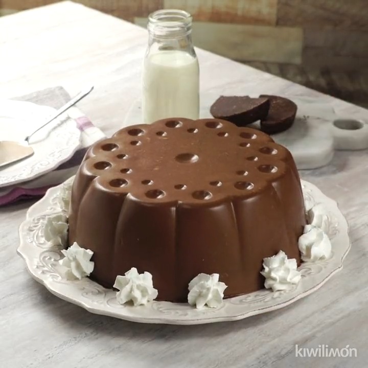 No dejes de probar este espectacular pastel imposible cubierto de gelatina de chocolate #kiwilimon #recetas Receta 👉