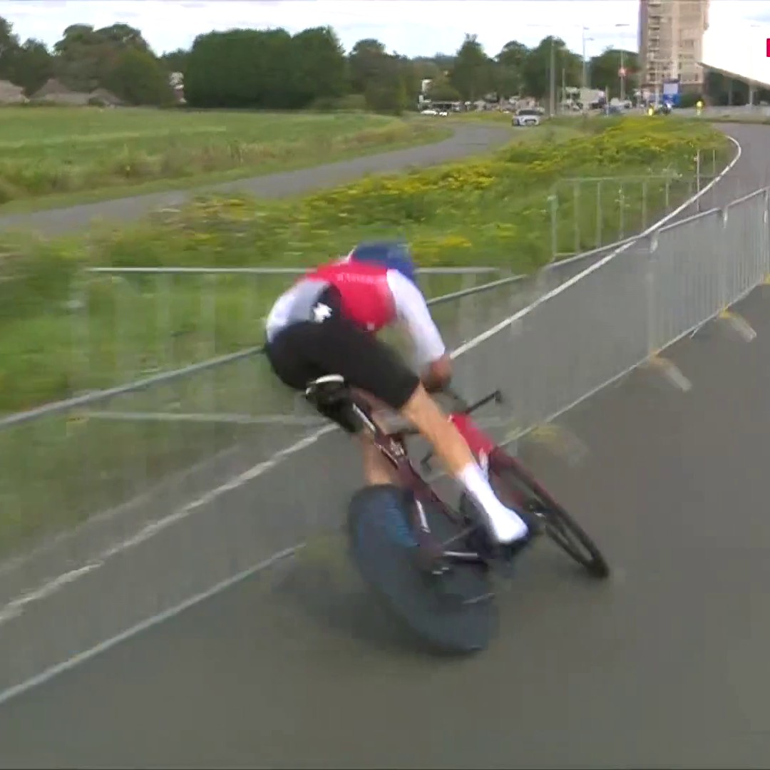 💥💥💥 La caída de Küng contra las vallas. La impactante imagen del campeón que no podrá revalidar corona. #EuroRoad23 | #LaCasadelCiclismo