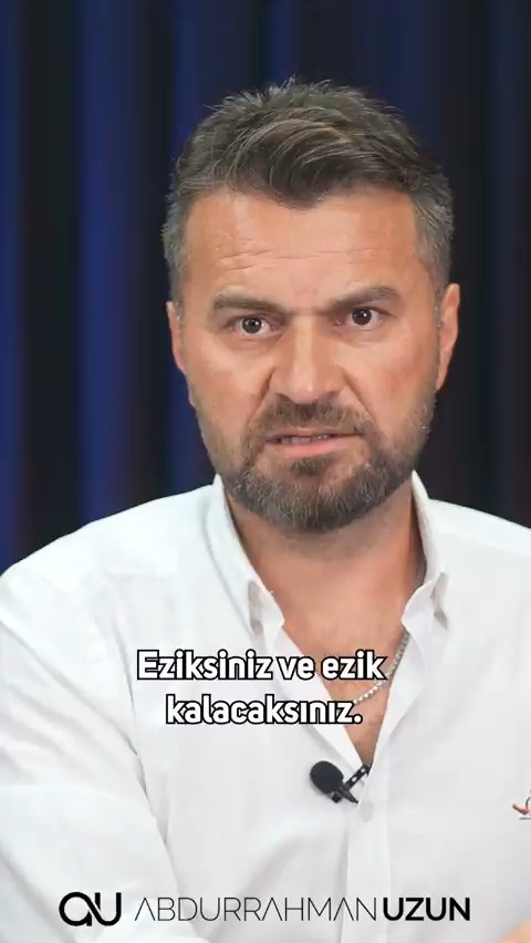 Birleşmiş Milletler'de ülkesinin itibarından zerre taviz vermeyen reisin mücadelesini, hamburgercide liderlik pazarlığı yapan dedemgiller ne anlasın! Şimdi alın bu videoyu elden ele yayın gerisi sizde dostlar.