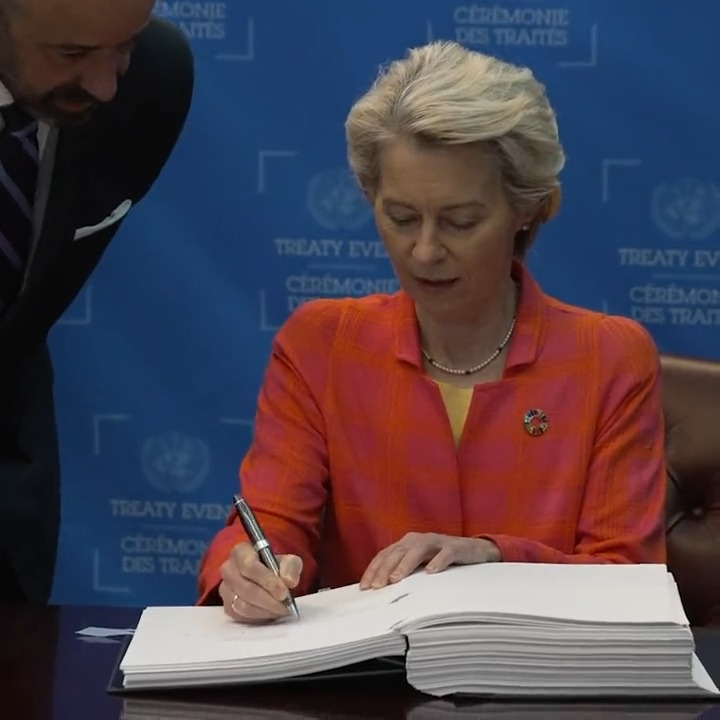 We‘ve signed it ✔️ The landmark Treaty for the High Seas, agreed in March this year, is a key step ahead in ocean protection. It will enable us to fight climate change, preserve the marine environment and protect biodiversity on the high seas beyond national jurisdiction. Glad to mark this milestone together with Pedro Sánchez and Virginijus Sinkevičius ↓