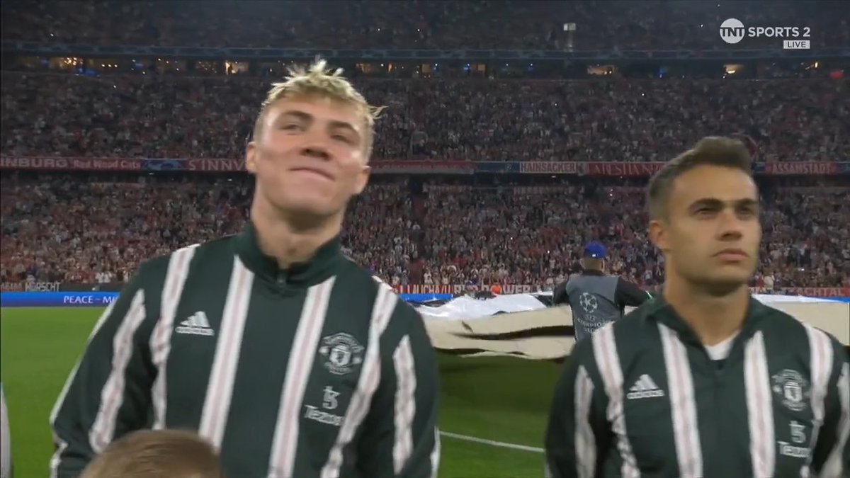 Rasmus Højlund is LOVING the #UCL anthem 😄