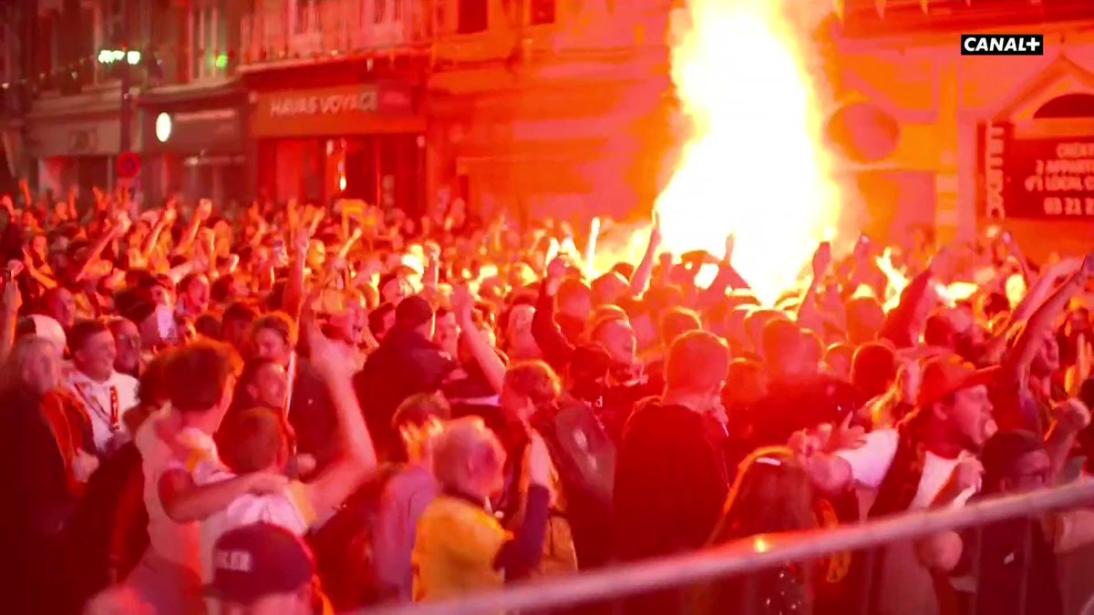 Incroyables images à Lens au moment de l’égalisation de Fulgini. Le foot qu’on aime. 🤩 🎥 CANAL+ Foot