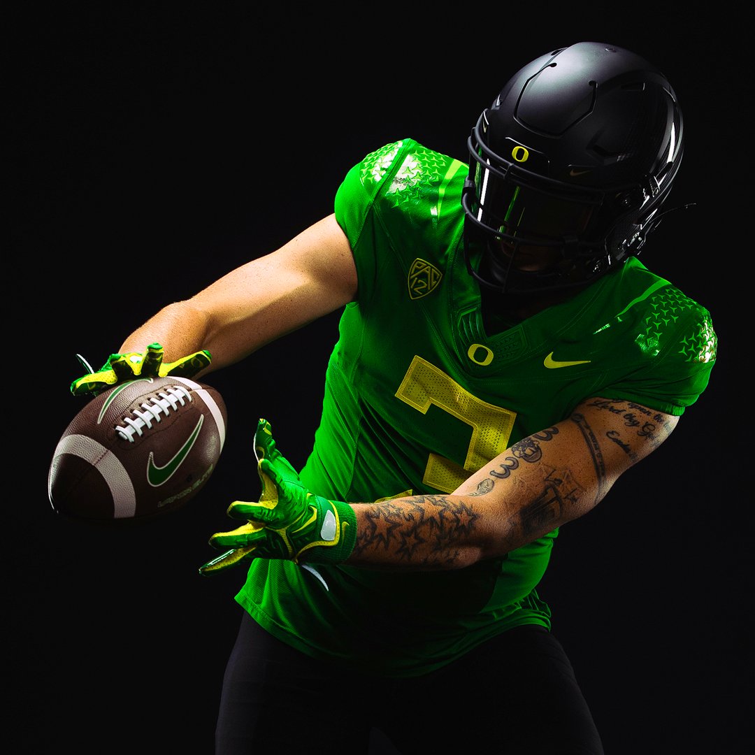 Cutting edge. Game 4 uniform combo for Oregon Football - featuring heat activated, color-changing @nike Vapor Edge KF Dunks. #GoDucks