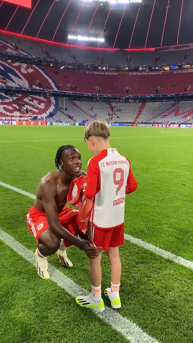 Le beau geste de Mathys Tel avec un supporter bavarois. 🥰👏