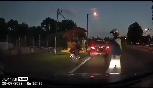 Seorang kanak-kanak perempuan berusia dua tahun nyaris dirempuh kenderaan di Jalan Melaka Pindah, berhampiran Sekolah Kebangsaan (SK) Melaka Pindah, pagi semalam.