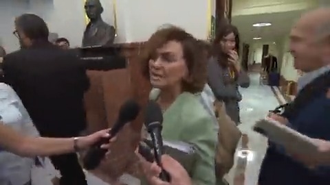 Carmen Calvo, después de que Alfonso Guerra haya criticado a Yolanda Díaz por ir a la peluquería: "Es absolutamente detestable que se nos juzgue por el pelo en vez de por las neuronas. Guerra se lo tiene que mirar. Se lo tiene que mirar"
