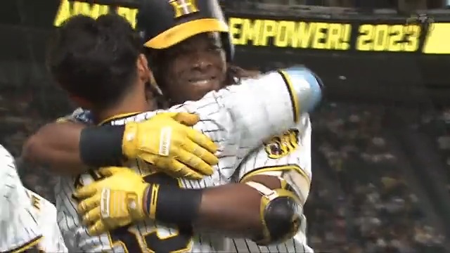 9回裏、先頭の代打ミエセス選手が第5号ソロホームランをセンター左へ叩き込む！ #hanshin #虎テレ #阪神タイガース #ARE