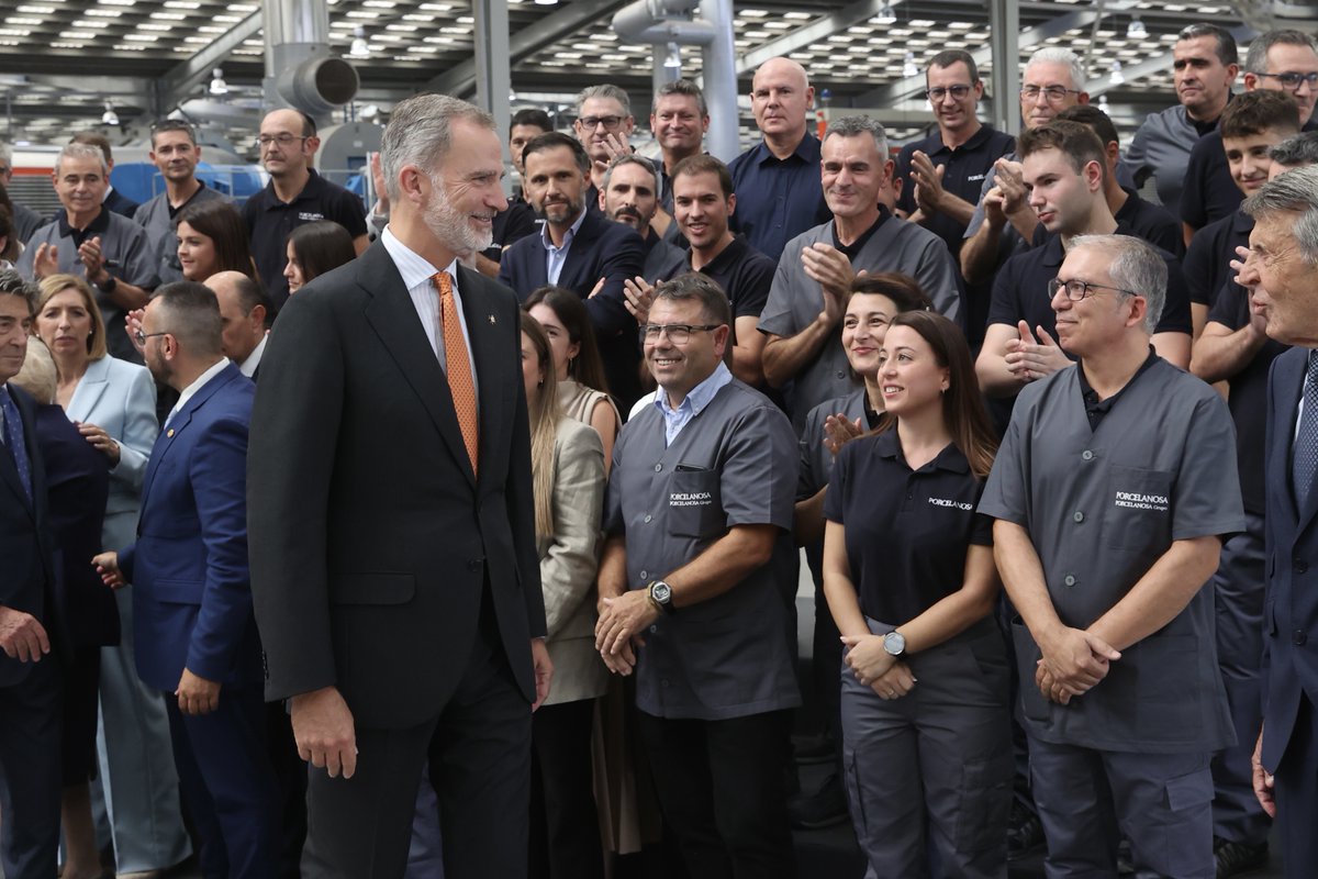 Esta mañana, durante su recorrido por las instalaciones de Porcelanosa en Castellón, el Rey ha visitado la primera planta de producción que se construyó y ha conocido más de cerca el proceso de fabricación cerámica. ➡️
