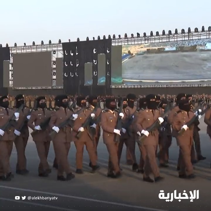 في فخر واعتزاز .. شاهد .. مسيرة المجندات السعوديات احتفالاً بـ #اليوم_الوطني_السعودي_93. 🇸🇦🇸🇦 #نحلم_ونحقق