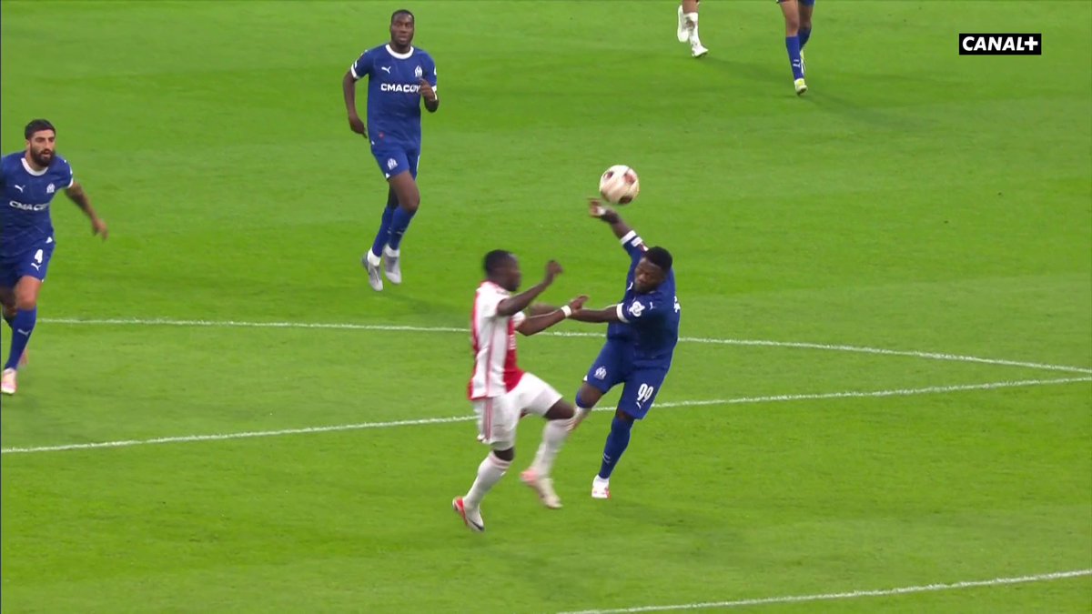 La grosse erreur d'appréciation de Mbemba pour le but de l'Ajax 😬 #AJAOM | #UEL