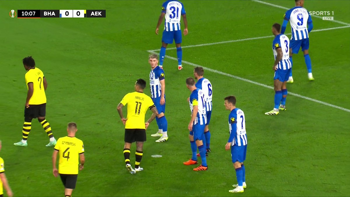 What. A. Header! 🤯 AEK Athens have taken the lead over Brighton in an unbelievable fashion! #UEL