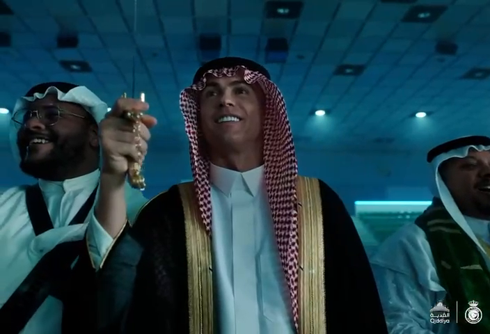 في مشهد جميل .. نجوم نادي النصر العالميين ، وفي مقدمتهم الأسطورة " كريستيانو رونالدو " و " ماني " يؤدون العرضة السعودية بالزي السعودي بمناسبة اليوم الوطني . 🇸🇦🇸🇦 #نحلم_ونحقق #اليوم_الوطني