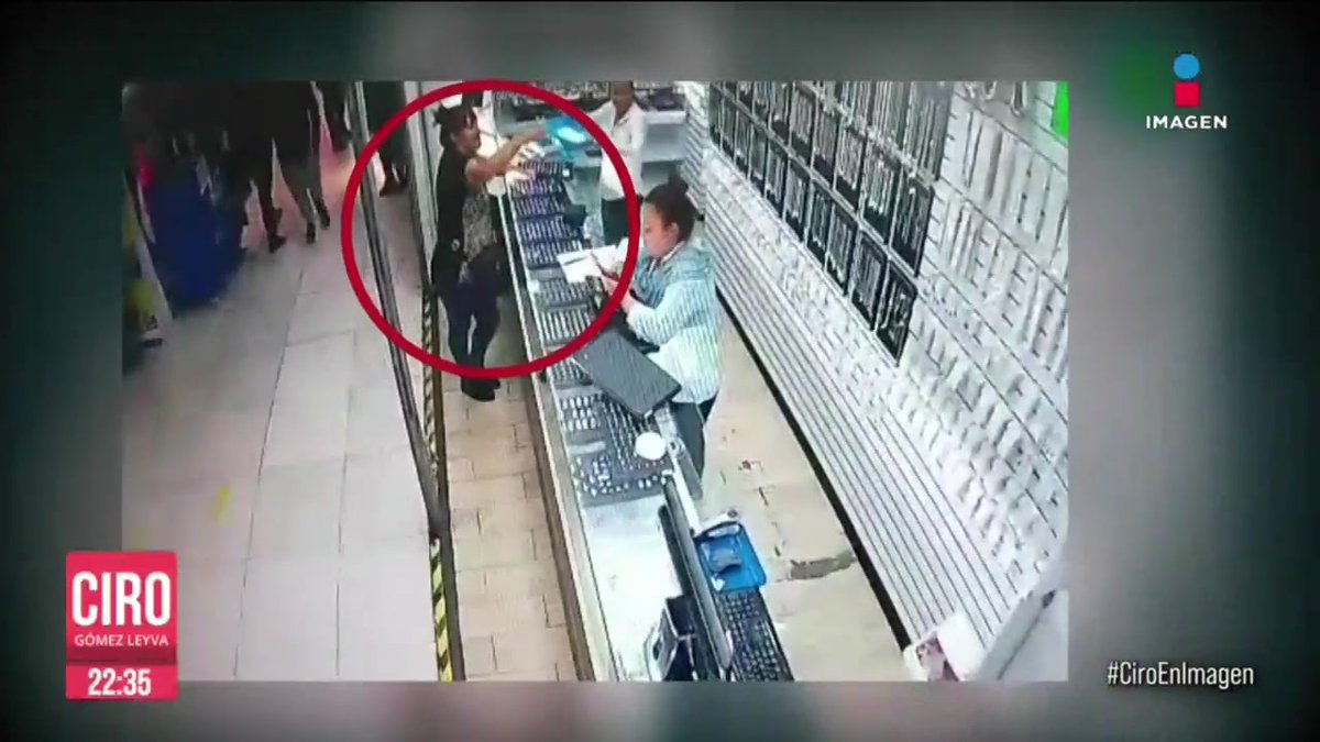 Así operan las bandas de farderos en el Centro Joyero del Centro Histórico de la #CDMX. Son hasta 7 integrantes, entre hombres y mujeres, quienes se coordinan a la perfección para realizar los atracos. A pesar de que ya han sido identificados, siguen libres: