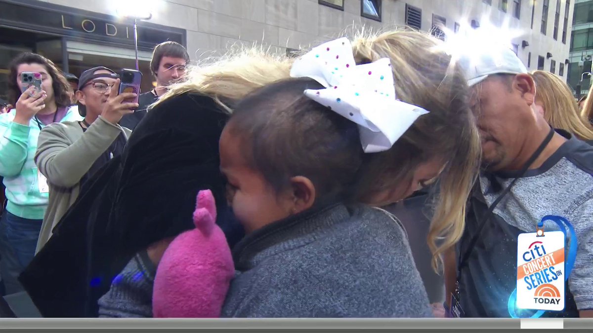 Kelly Clarkson Kelly Clarkson got to meet a fan on the Plaza that Hoda Kotb met a few months ago at an online event for kids struggling with cancer.