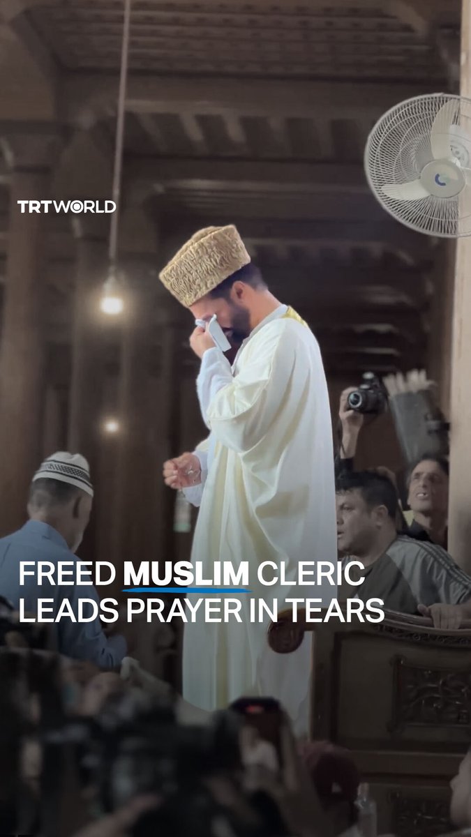 Kashmiri Muslim cleric Mirwaiz Umar Farooq sobbed as he delivered his first Friday sermon after he was released from four years of house detention on September 22 Read more: